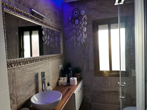 普埃托利亚诺KB HOME Puertollano的一间带水槽和镜子的浴室