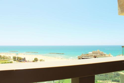 亚实基伦Best Beach View, Gym, Massage Chair, Low Fee For Off-Site Indoor Pool, Spa & Breakfast נוף ים מאלף, כיסא מסאז, חדר כושר, אפשרות לארוחת בוקר כשר, בריכה מקורה, וספא בתשלום ממש מוזל的以及享有海滩景致的阳台。