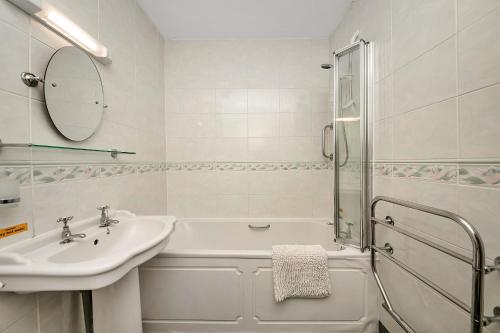 瑟斯克Finest Retreats - Hambleton Hall Apt的白色的浴室设有水槽和浴缸。