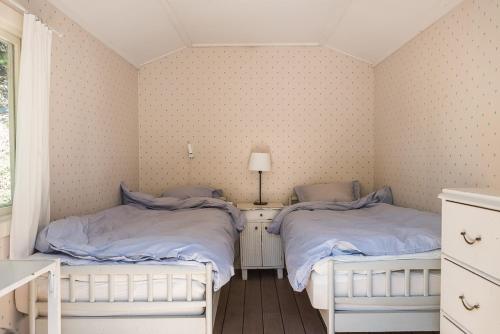 MyttingeFishermans cabin的带窗户的客房内设有两张单人床。