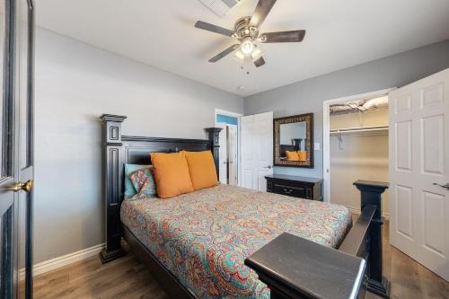 凤凰城Desert Haven Hideaway的一间卧室配有一张床和吊扇