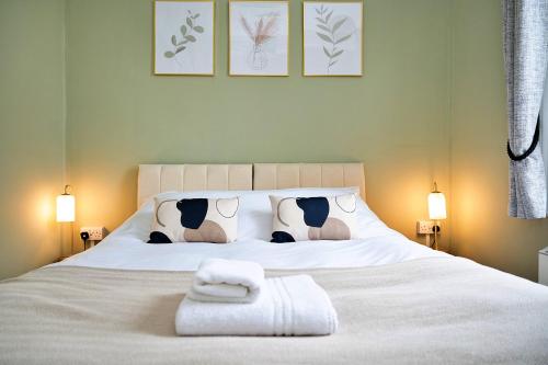 瑟斯克Finest Retreats - York Hall Apt的卧室配有带2个奶牛枕头的白色床