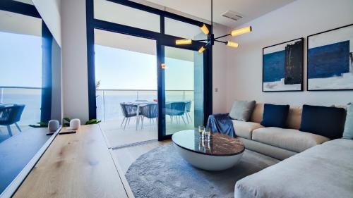 贝尼多姆SUNSET CLIFFS modern apartment的客厅配有沙发和桌子