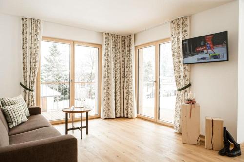 万丹斯Landhaus Valfontana的客厅配有沙发和墙上的电视