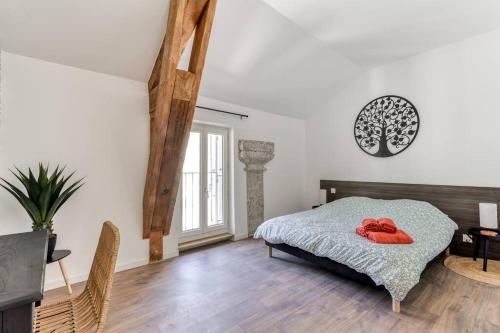 佩里阿克海Grande villa de charme proche de la mer的一间卧室配有一张带红色毛巾的床