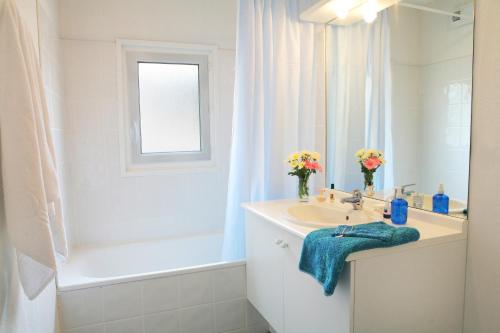 阿雷斯圣布莱斯河尼米亚酒店的白色的浴室设有水槽和浴缸。