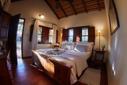 Uguay安心角乡村民宿的一间卧室,卧室内配有一张大床