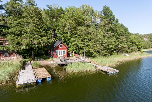 韦姆德Sjöstuga Myttinge的湖畔房屋,带码头