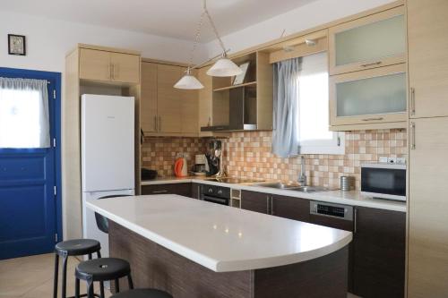 圣彼得罗斯Ateni House的厨房配有白色台面和冰箱