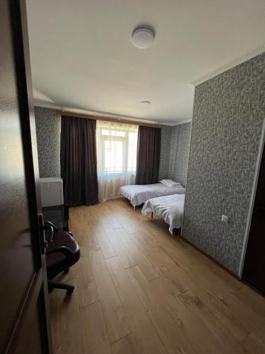 阿哈尔齐赫Art Palace的酒店客房设有两张床和窗户。