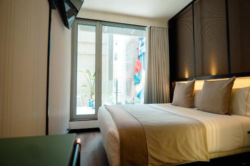 马德里Akeah Hotel Gran Vía的酒店客房设有床和窗户。