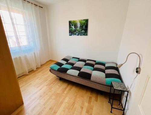 Entzückende kleine Vorstadtvilla客房内的一张或多张床位