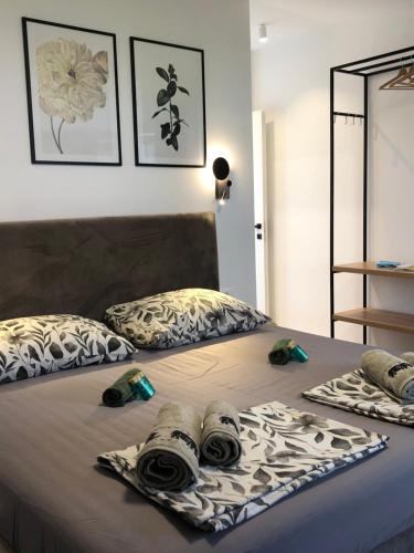 奥米什Omis - private Ensuite room with balcony - hotel style的床上配有毛巾和枕头