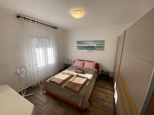诺维·维诺多尔斯基Apartment Bigi的一间小卧室,配有床和窗户