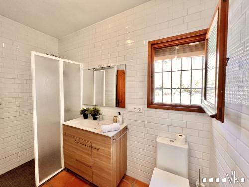特乌拉达VH CostaBlanca - CARMEN的白色的浴室设有水槽和卫生间。
