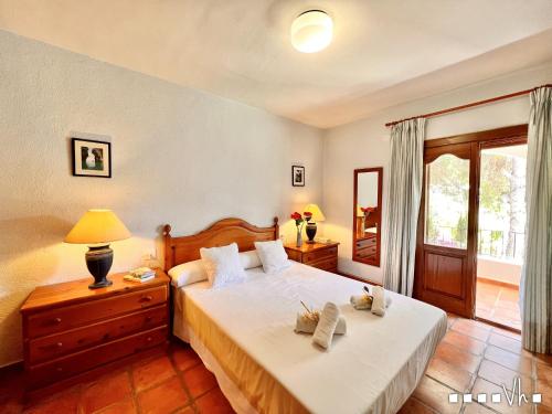 特乌拉达VH CostaBlanca - CARMEN的一间卧室设有一张大床和一个窗户。