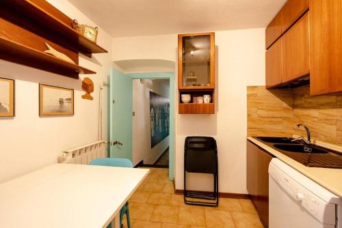 特拉罗Casa La Polpessa的厨房配有水槽和台面