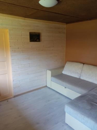 KuruKuru village的木墙内带两张床的房间