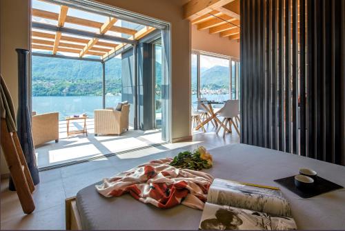 奥梅尼亚d'Ocalée Holiday Experience lago d'Orta的客房设有一个享有水景的大窗户。