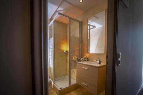 拉加纳斯Natalie Hotel的带淋浴和盥洗盆的浴室