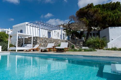 帕罗奇亚Orasea Villa with private pool的一座带椅子的游泳池以及一座建筑