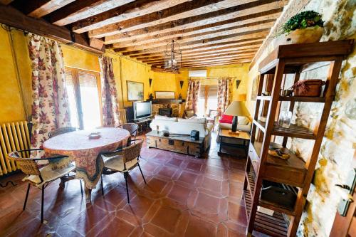 拉耶斯Casa Rural Álamo Grande的客厅配有桌子和沙发