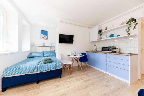 巴拉顿诺尔马迪Balaton Wave Apartments的一间卧室配有一张床和一个小厨房