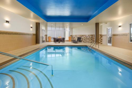 基恩基恩市中心万怡酒店的在酒店房间的一个大型游泳池