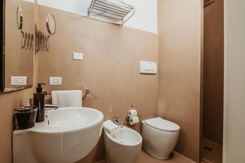 加利波利Palazzo Flora的一间带水槽和卫生间的浴室