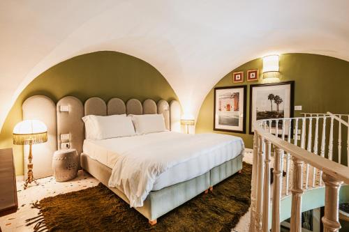 加利波利Palazzo Flora的一间卧室设有一张大床和拱形天花板