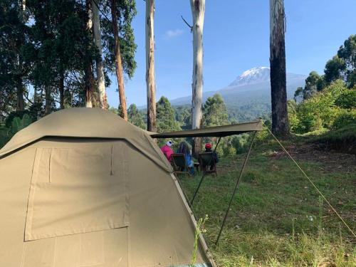 Kilimanjaro Mountain View Campsite的一群人坐在帐篷前