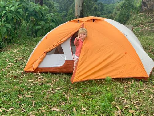 Kilimanjaro Mountain View Campsite的站在帐篷内的幼儿
