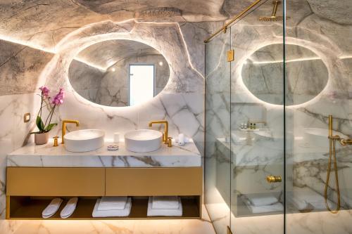 菲罗斯特法尼奥拉套房住宿加早餐旅馆的一间带两个盥洗盆和淋浴的浴室