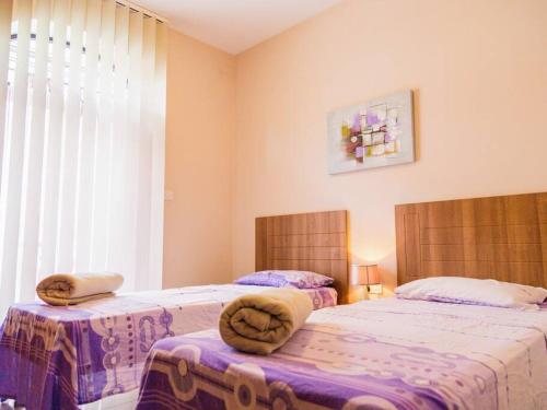 马尔萨斯卡拉Sea views apartment-wifi-sleep 5的一间卧室设有两张床和窗户。