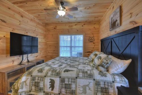 埃利杰Mountain Livin'的一间卧室配有一张床和一台平面电视
