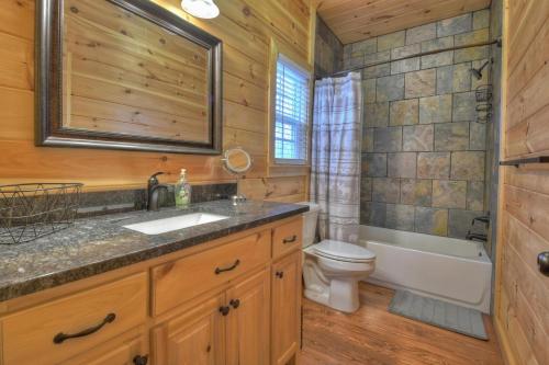 埃利杰Mountain Livin'的一间带水槽、浴缸和卫生间的浴室