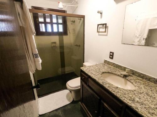 圣若热岛POUSADA PALIPALAN的浴室配有卫生间、盥洗盆和淋浴。