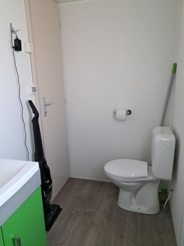 塞基兴Mobilheim / Chalet的一间位于客房内的白色卫生间的浴室