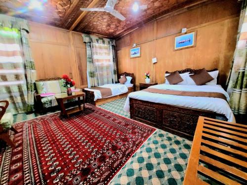 斯利那加Aziz Palace Group Of Houseboats的一间卧室配有两张床,房间铺有地毯