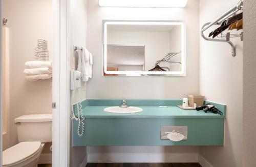 班德拉RIVER OAK INN的浴室设有蓝色水槽和镜子