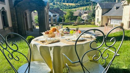 Sainte-Croix-aux-MinesGîte Verrière Du Château BURRUS的一张桌子上放着一盘食物