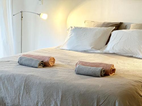 尼姆Magnifique Loft - Piscine - Tennis - Babyfoot的床上有两条毛巾