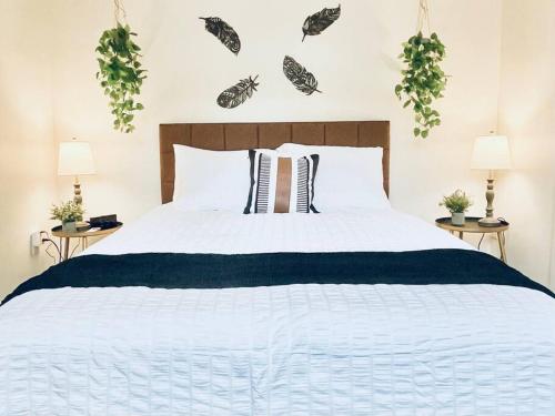 盐湖城Lady Madonna Sage Flat的一间卧室配有一张带两盏灯的大型白色床。