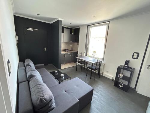 帕德博恩City Apartment Paderborn Apartment 6的客厅配有沙发和桌子