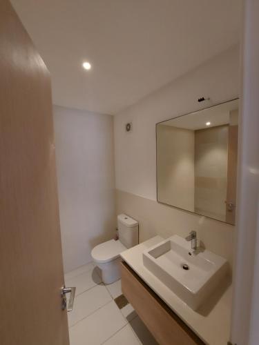 阿莱曼Marassi Marina的一间带水槽、卫生间和镜子的浴室