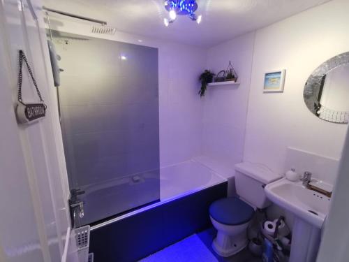 麦克尔斯菲尔德Stunning 2-Bed House in Macclesfield Cheshire的带浴缸、卫生间和盥洗盆的浴室