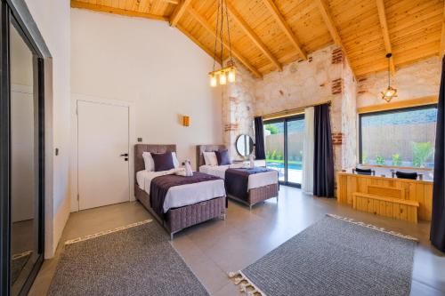 费特希耶Fethiye Villa Ka Exclusive 1的一间卧室配有一张床、一张沙发和窗户。