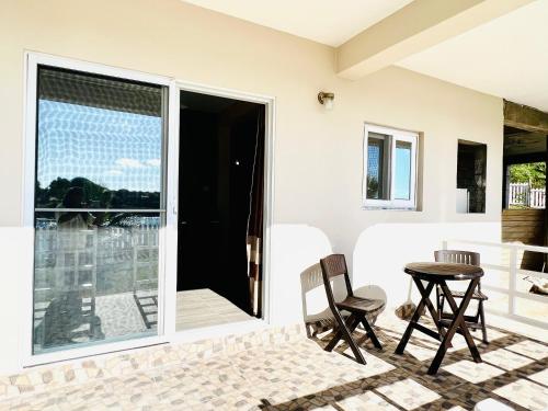 圣乔治SeaLaVie Apartments - Grenada的一个带桌椅的庭院和一个阳台