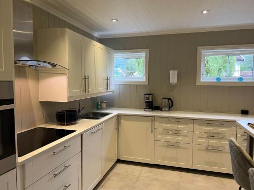诺托登Gårdsopphold Notodden的厨房配有白色橱柜和白色柜台。