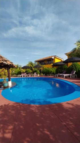 格拉纳达Hotel Jardín Garden de Granada Nicaragua的大楼前的大型蓝色游泳池